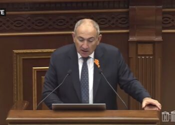 Հերի՛ք ա. ընդդիմադիրները հարվածում են սեղաններին, երբ Փաշինյանը Կտրիճ Ներսիսյան է ասում