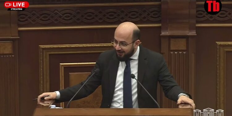 Աղմուկ, սեղաններին խփել. ինչպես են ընդդիմադիրներն արձագանքում ՔՊ-ականի ելույթին