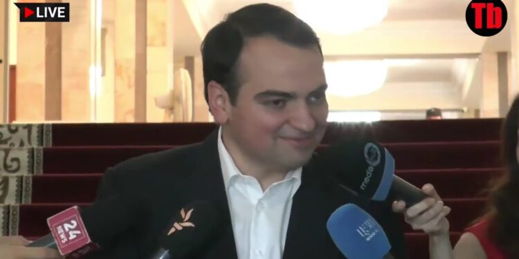 Զզվցրեց էդ Ղազարյանը. Նարեկ Կարապետյանի անզուսպ ծիծաղը՝ Էդգար Ղազարյանի կատակից