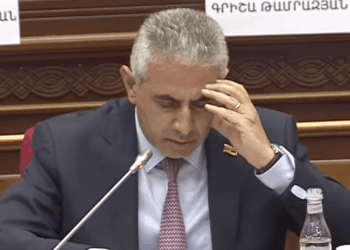 ԱԺ-ն կրկես չի․ Էդգար Ղազարյանի խոսափողը անջատեցին