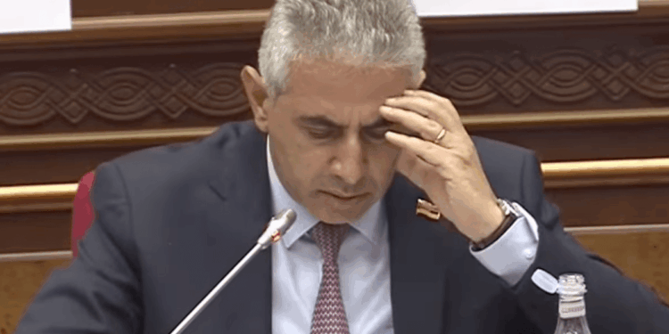 ԱԺ-ն կրկես չի․ Էդգար Ղազարյանի խոսափողը անջատեցին