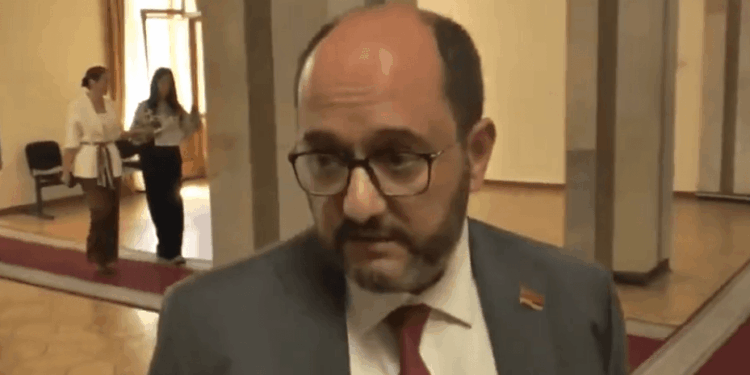Լևոն Արոնյանն անկեղծ չի. Արայիկ Հարությունյան