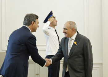 Փաշինյանն ու Էռնեկյանը քննարկել են ավիացիոն շուկայի զարգացմանը վերաբերող հարցեր