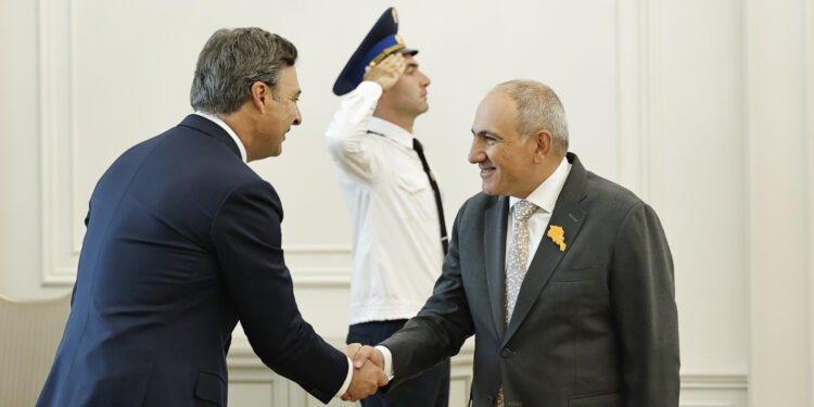 Փաշինյանն ու Էռնեկյանը քննարկել են ավիացիոն շուկայի զարգացմանը վերաբերող հարցեր