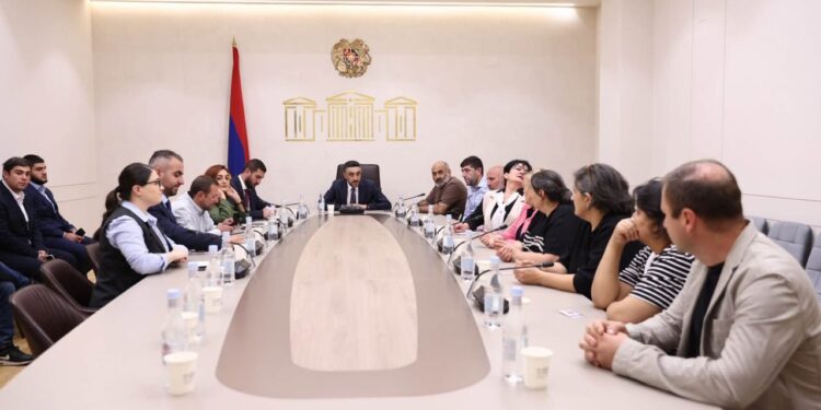 Անհայտ կորածների հարազատները հանդիպել են ԱԺ հանձնաժողովի ներկայացուցիչների հետ