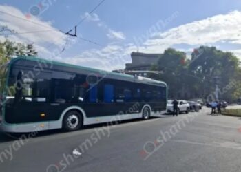 Երևանի Ֆրանսիայի հրապարակում տրոլեյբուսի լարերը պոկվել և վնասել են այլ մեքենաներ