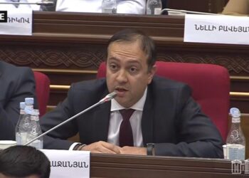 64 կոշիկ կգա իր վրա, Քոչարյանի որդուն փոխանցեք. Աղաջանյանի սպառնալիքը