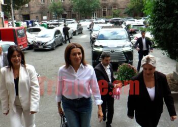 Աննա Հակոբյանը՝ Մամուլի շենքում․ ինչպես են մեքենաների մուտքը փակում՝ դիմավորելու համար