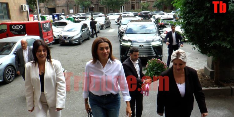 Աննա Հակոբյանը՝ Մամուլի շենքում․ ինչպես են մեքենաների մուտքը փակում՝ դիմավորելու համար