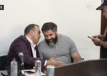 Ինչպես են Ալիկ Ալեքսանյանին ծափերով դիմավորում դատարանում