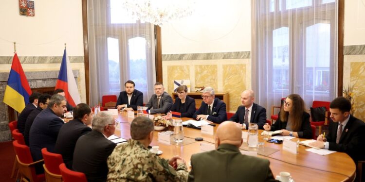 Սուրեն Պապիկյանը Կարել Հավլիչեկի հետ քննարկել է ռազմատեխնիկական համագործակցությանը վերաբերող հարցեր