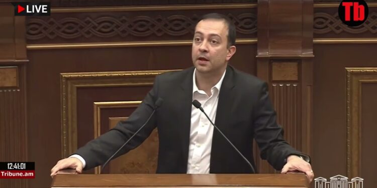 Մեսրոպ Մանուկյանը հայտնվել էր սեղանի տակ, գլխուղեղի ցնցման արդյունքում տեսիլք է տեսել․ Աղաջանյան