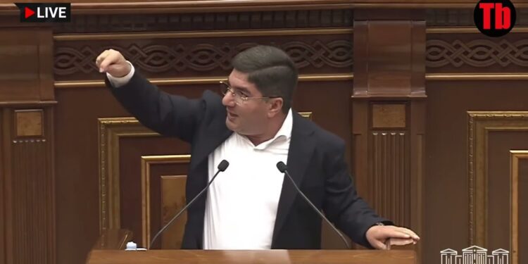 Դուք թալանչի՛ եք․․․Զինվորների տուշոնկեն իմ ղեկավարի մոտից չեն գտել․ վեճ՝ Մեսրոպ Մանուկյանի հետ