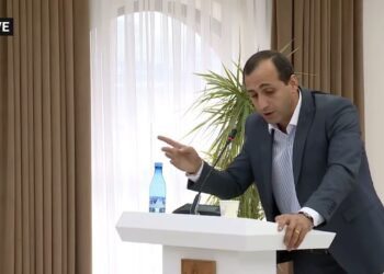 Մենք դեմ ենք, որ միլիոններով ձեր աշխատավարձը բարձրանա,նախ Երևանի խնդիրները լուծեք․ Արշակ Սարգսյան