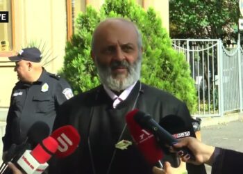 Հանձնելու ուրիշ թեմաներ կան, դրա համար էլ արտահերթ ընտրության թեմայով շեղում է ժողովրդին. Սրբազան