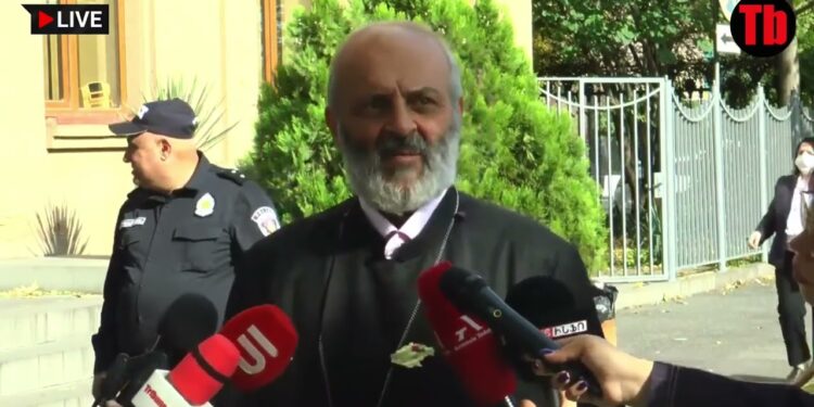 Հանձնելու ուրիշ թեմաներ կան, դրա համար էլ արտահերթ ընտրության թեմայով շեղում է ժողովրդին. Սրբազան