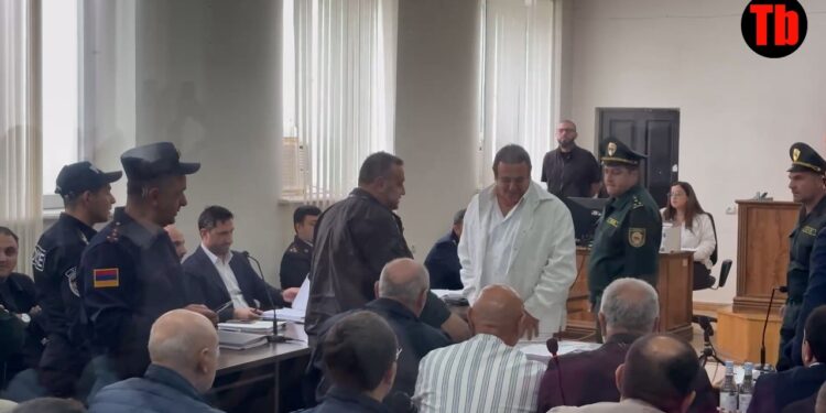 Գագիկ Ծառուկյանը՝ նիստերի դահլիճում