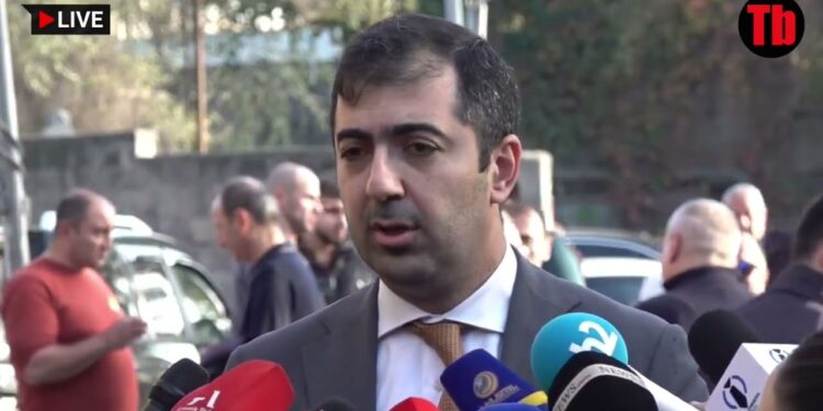 Գեղարվեստական ոճի, պատմվածքին բնորոշ նյութեր են. փաստաբան