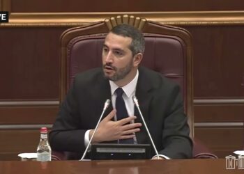 Լքե՛ք ամբիոնը. թեժ իրավիճակ՝ ԱԺ-ում՝ Էդգար Ղազարյանի ելույթից հետո