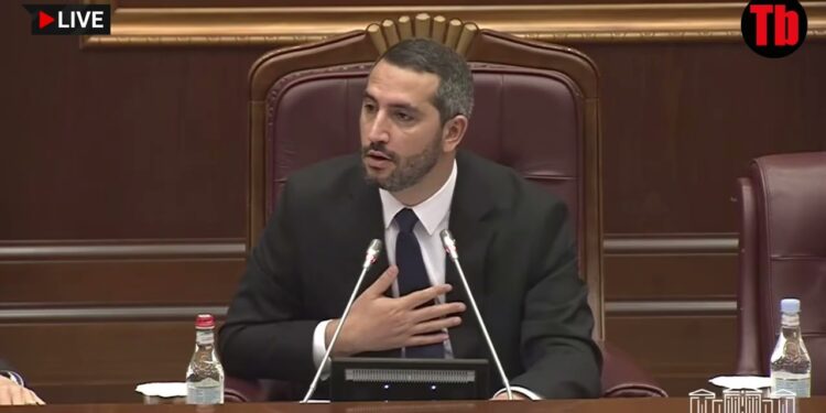 Լքե՛ք ամբիոնը. թեժ իրավիճակ՝ ԱԺ-ում՝ Էդգար Ղազարյանի ելույթից հետո