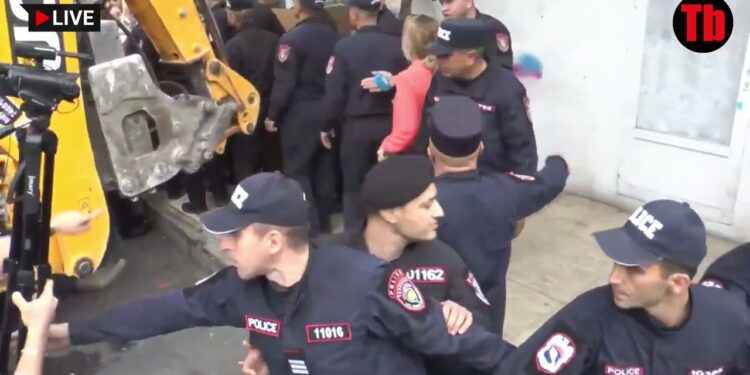 Քանդում են, ներսում մարդ կա. լարված իրավիճակ