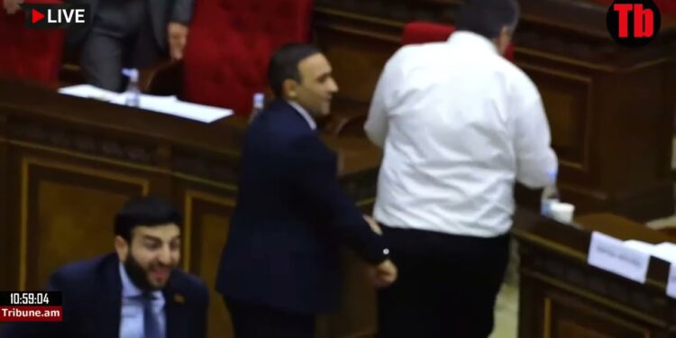 Ճղճղել են վերնաշապիկը, կոտրել հեռախոսները, ինչ ավերակ է ԱԺ-ում