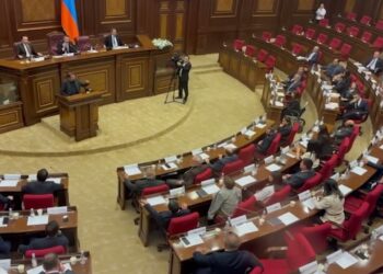 Սասուն Միքայելյանը բորբոքվել է, Քոչարյանը շիշ է տալիս, որ հանգստանա