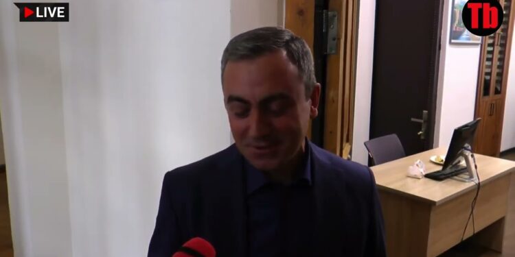 Տղամարդկային խոսակցություն էր, գլուխ գովալու բան չի՝ ով ում քաշքշեց, հայհոյեց, ամոթ ա. Սաղաթելյան