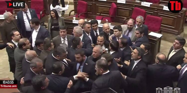 Քաշքշուկ՝ ԱԺ-ում. արան ոտքիցդ գլուխ ես