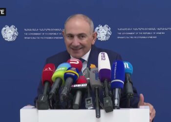 Ձեռքն էիք համբուրում կաթողիկոսի, չգիտեի՞ք, որ սրբապիղծ է. Փաշինյանի արձագանքը
