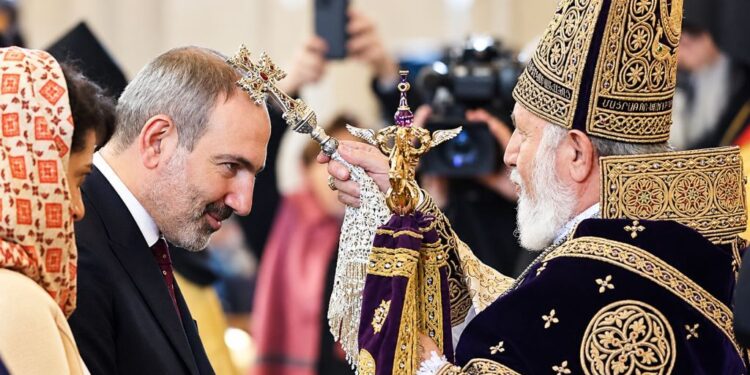 Տանջելով, բայց մինչև վերջ․ ի՞նչ է կատարվում Փաշինյանի և Եկեղեցու միջև