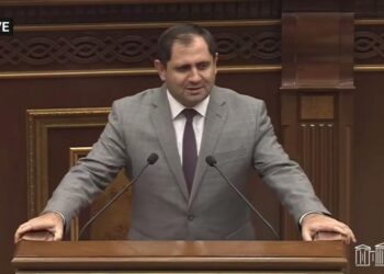 Քանի՞ օր եք պատերազմել, որտեղ ու ե՞րբ եք զորացրվել, ասեք՝ կպատմեմ. Պապիկյանը՝ Շիրազ Մանուկյանին