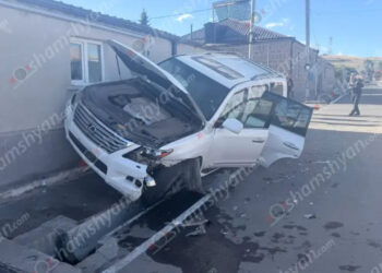 Մարտունիում բախվել են «Opel»-ը և «Lexus LX570»-ը․ վերջինս բախվել է բնակչի տան քարե պատնեշին․ կա վիրավոր