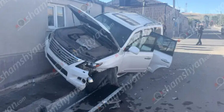 Մարտունիում բախվել են «Opel»-ը և «Lexus LX570»-ը․ վերջինս բախվել է բնակչի տան քարե պատնեշին․ կա վիրավոր