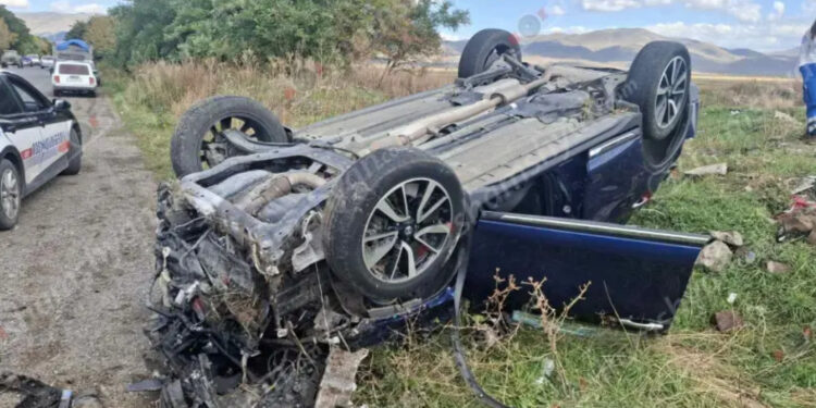 Շիրակի մարզում մեքենան բախվել է հողաթմբին և գլխիվայր շրջվել․ վարորդը տեղում մահացել է