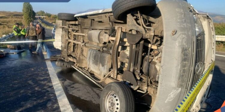 Երևան-Սևան ավտոճանապարհին «Mercedes-Benz» մակնիշի միկրոավտոբուս է կողաշրջվել. կա 8 վիրավոր